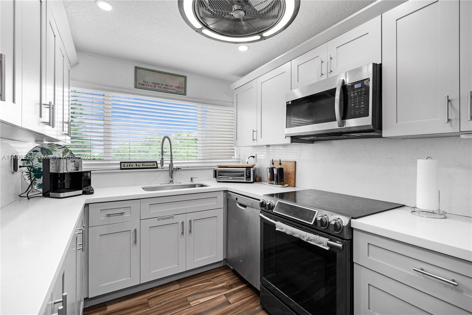 Photo of 952 NE 199th St #411 in Miami, FL