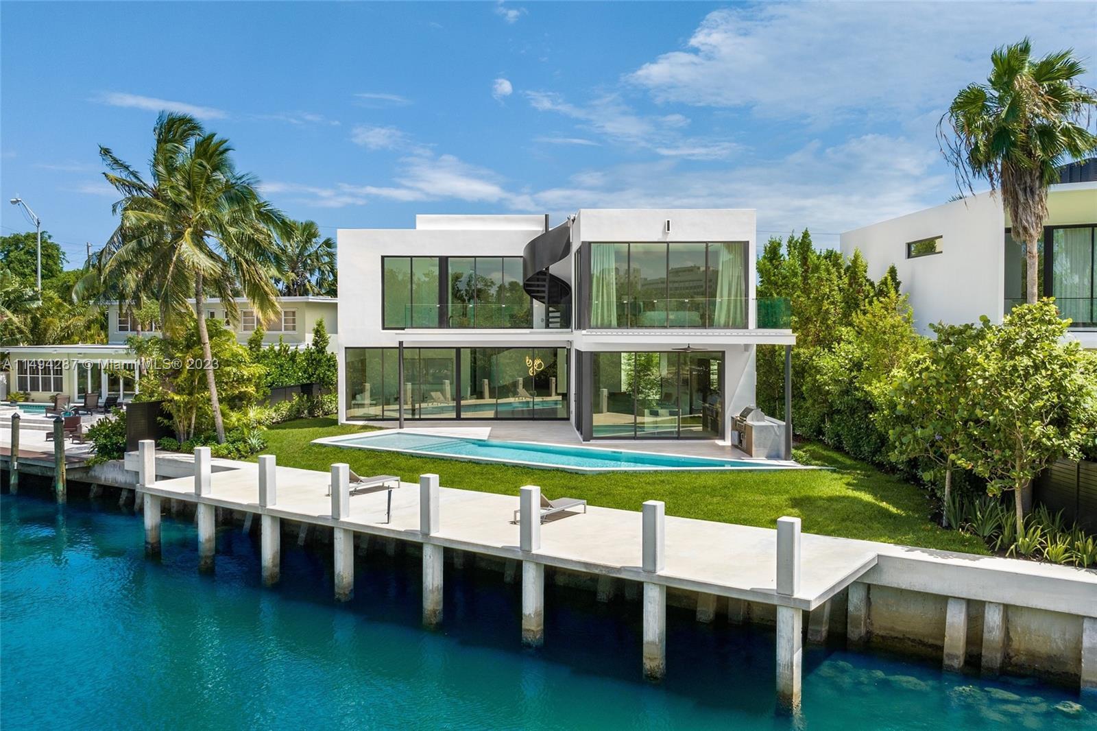 Photo of 3172 N Bay Rd in Miami Beach, FL