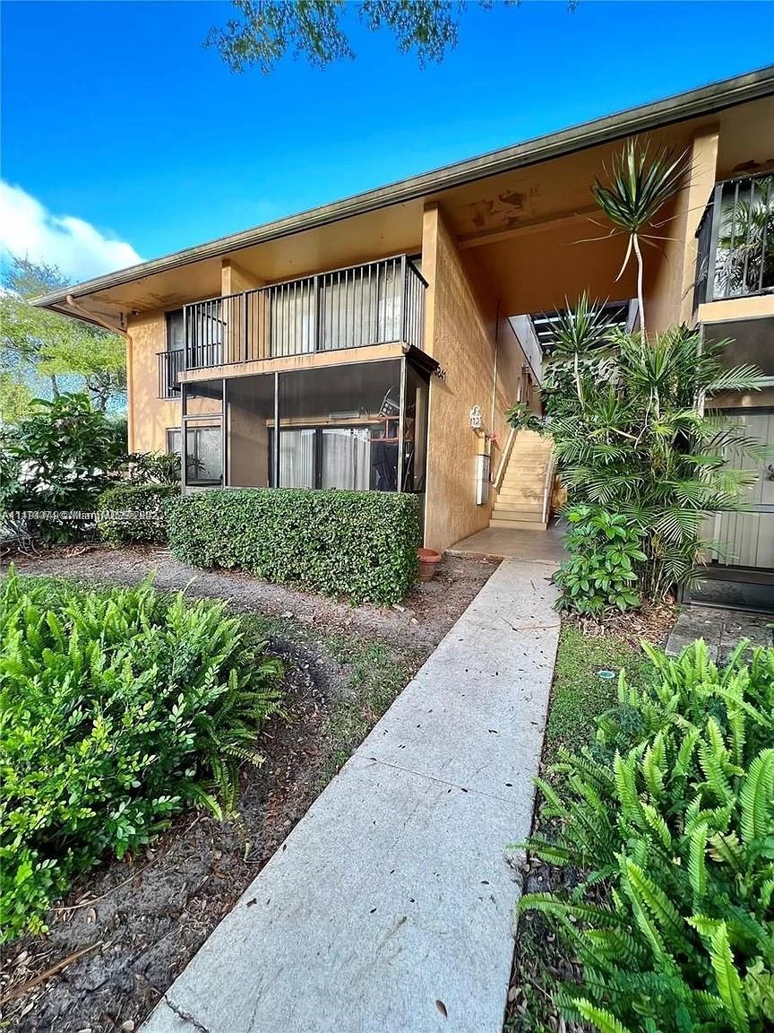 Photo of 5841 Washington St #61 in Hollywood, FL