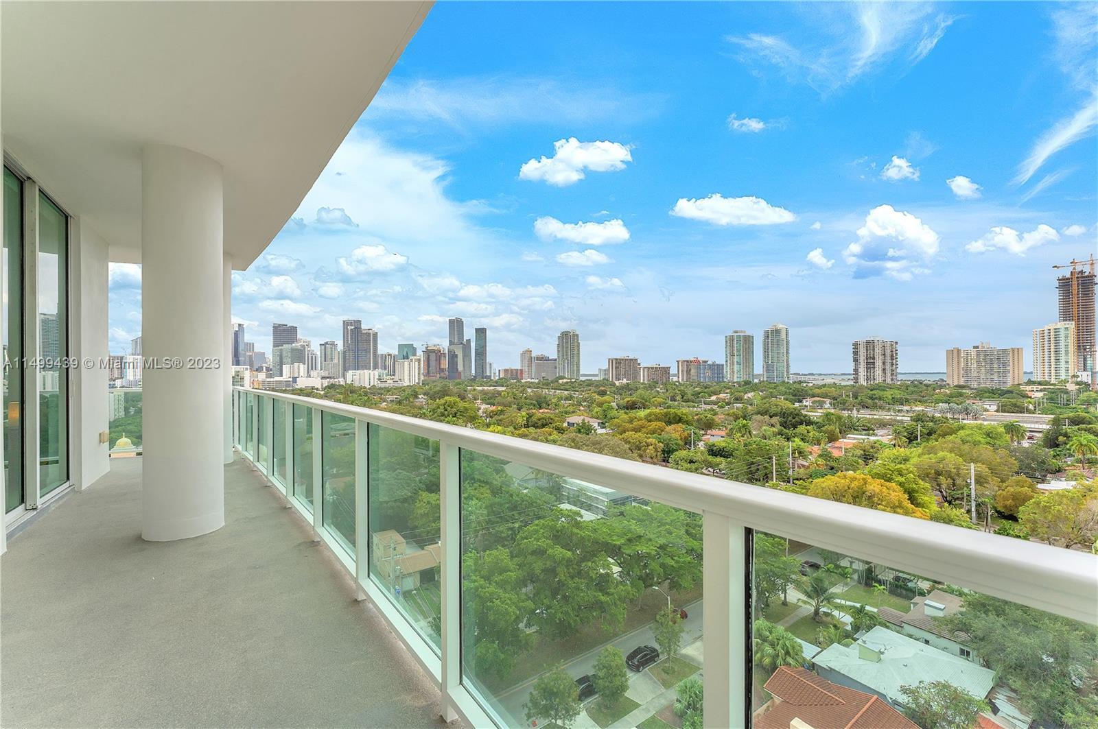 Experience Miami luxury in this 2-bed, 2-bath corner unit. Located in the city's premier building, i