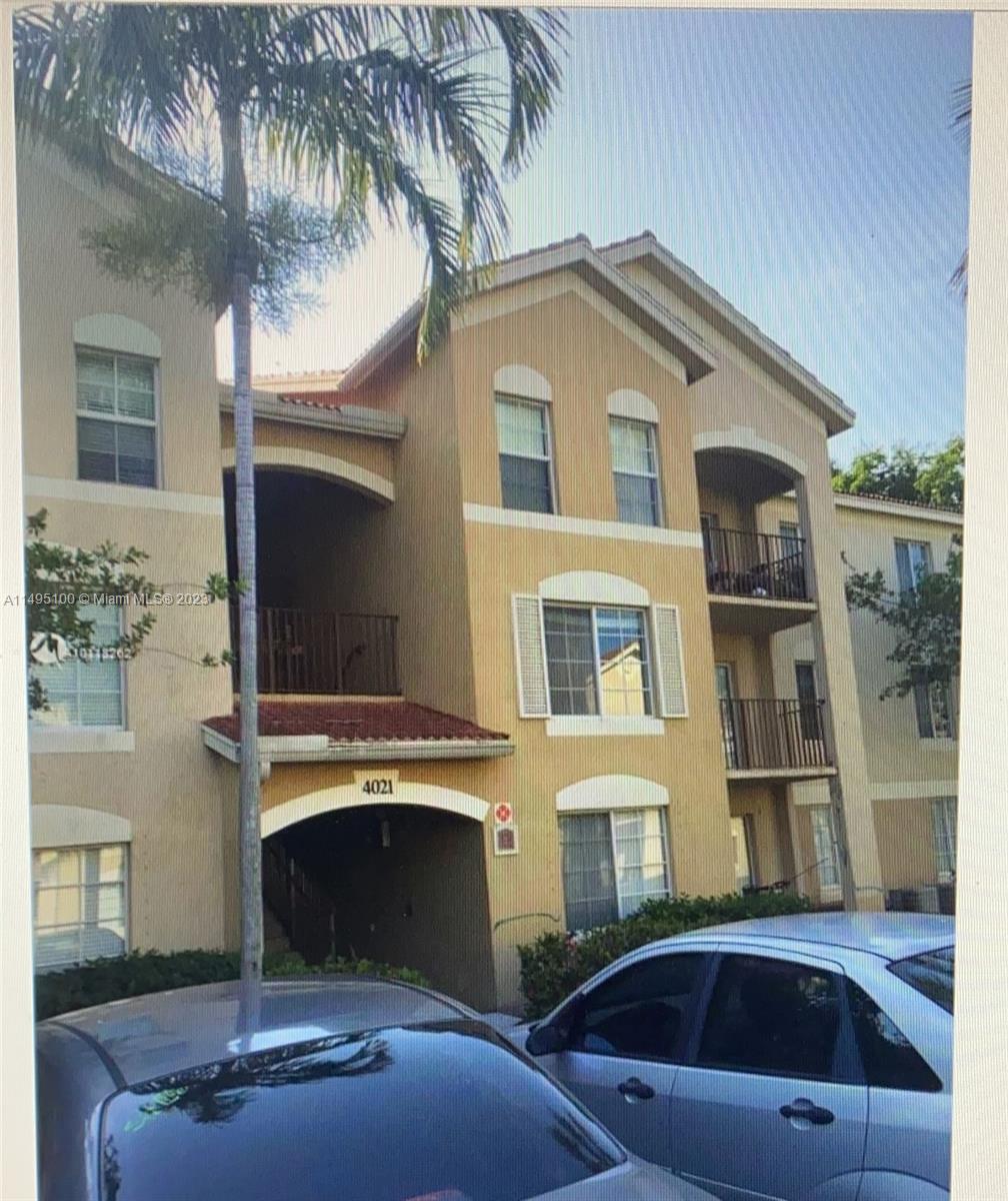 Excellent two-bedroom, two-bathroom condominium, renovated. brand new appliances
Located West Palms