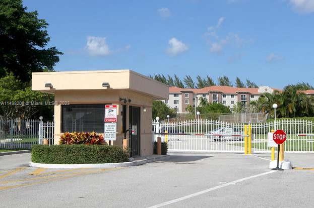 Photo of 480 Executive Center Dr #4L in West Palm Beach, FL