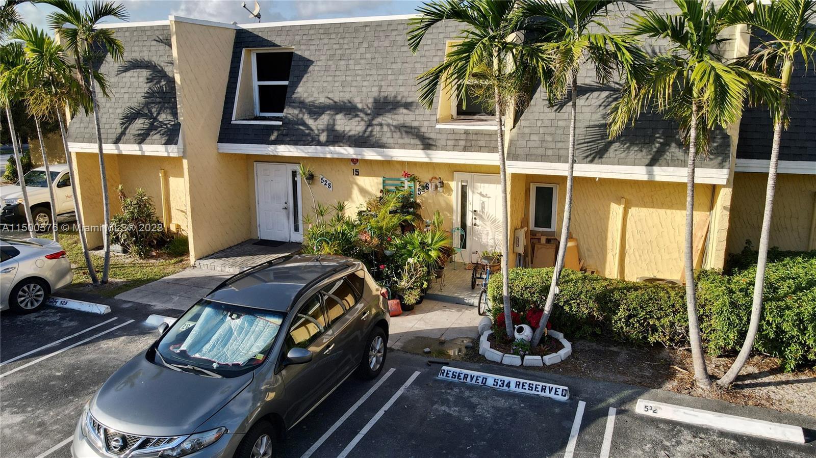 Great 2 Bedroom/1.5 Bathroom Townhouse in the Heart of Boynton Beach. This Cozy Townhouse Features W