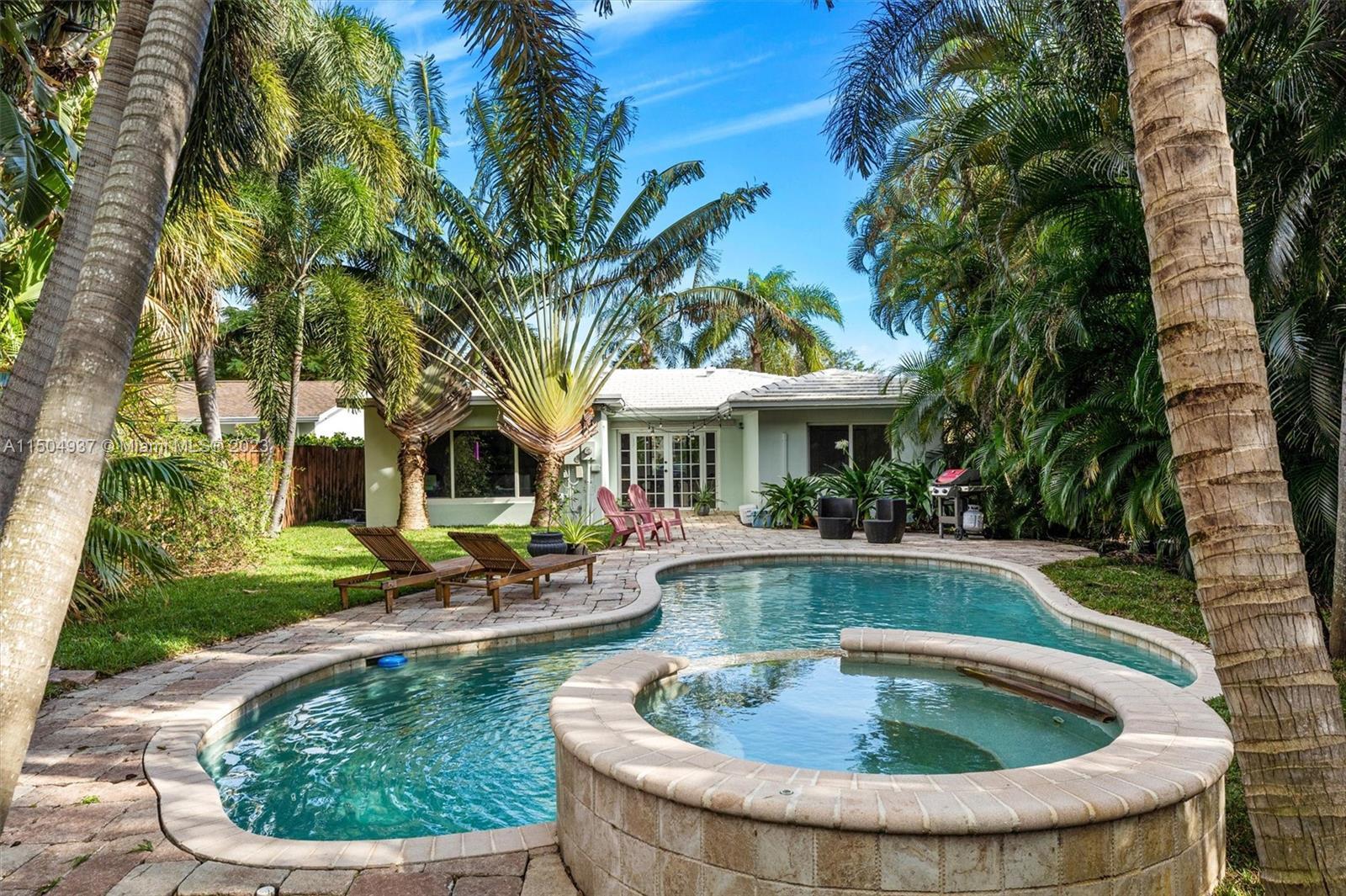 Key West-style home in Lake Worth Beach's historic district. This cozy 3 bedroom, 2 bath residence o