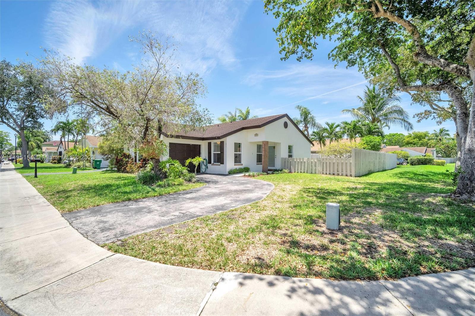 Photo of 651 Shiloh Ter in Davie, FL