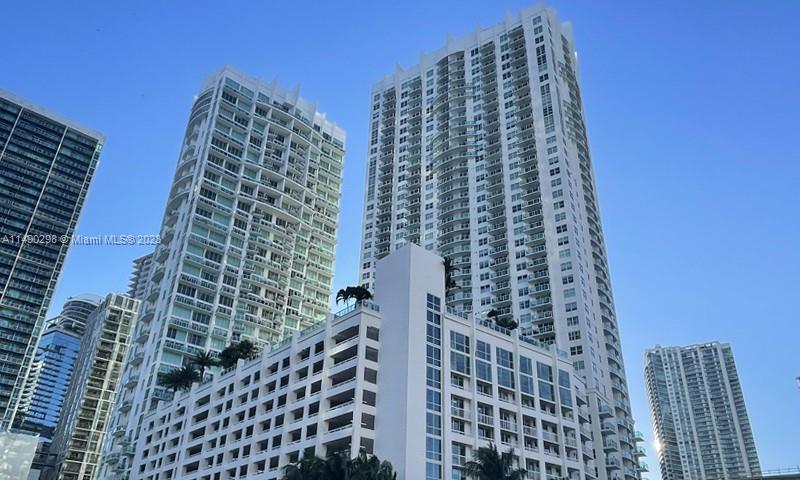 GORGEOUS 1/1 UNIT IN THE HEART OF BRICKELL. BEAUTIFUL UNIT WITH MODERN FLOORS, STAINLESS STEEL APPLI