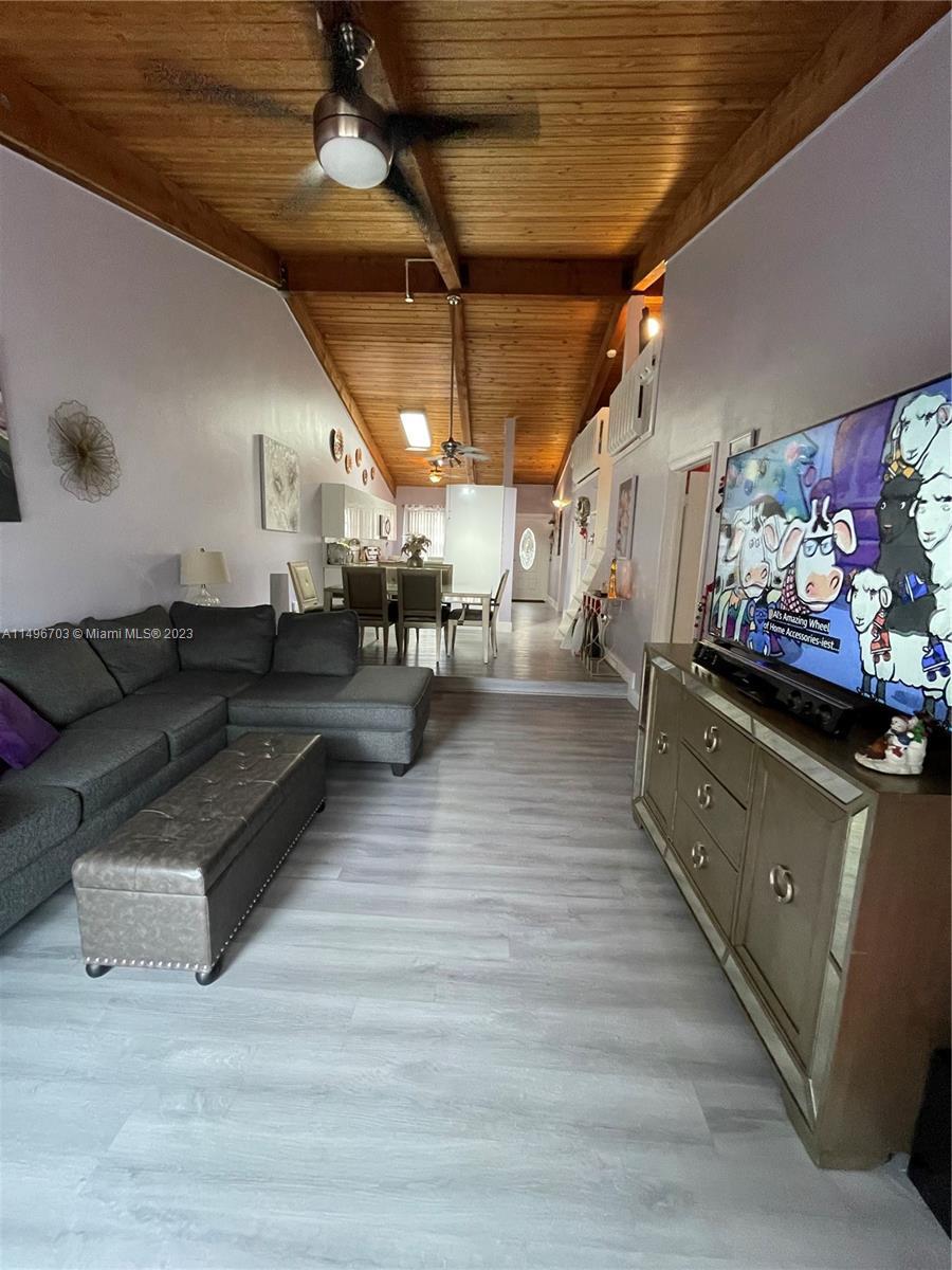 Photo of 2321 Oak Ct in Pembroke Pines, FL