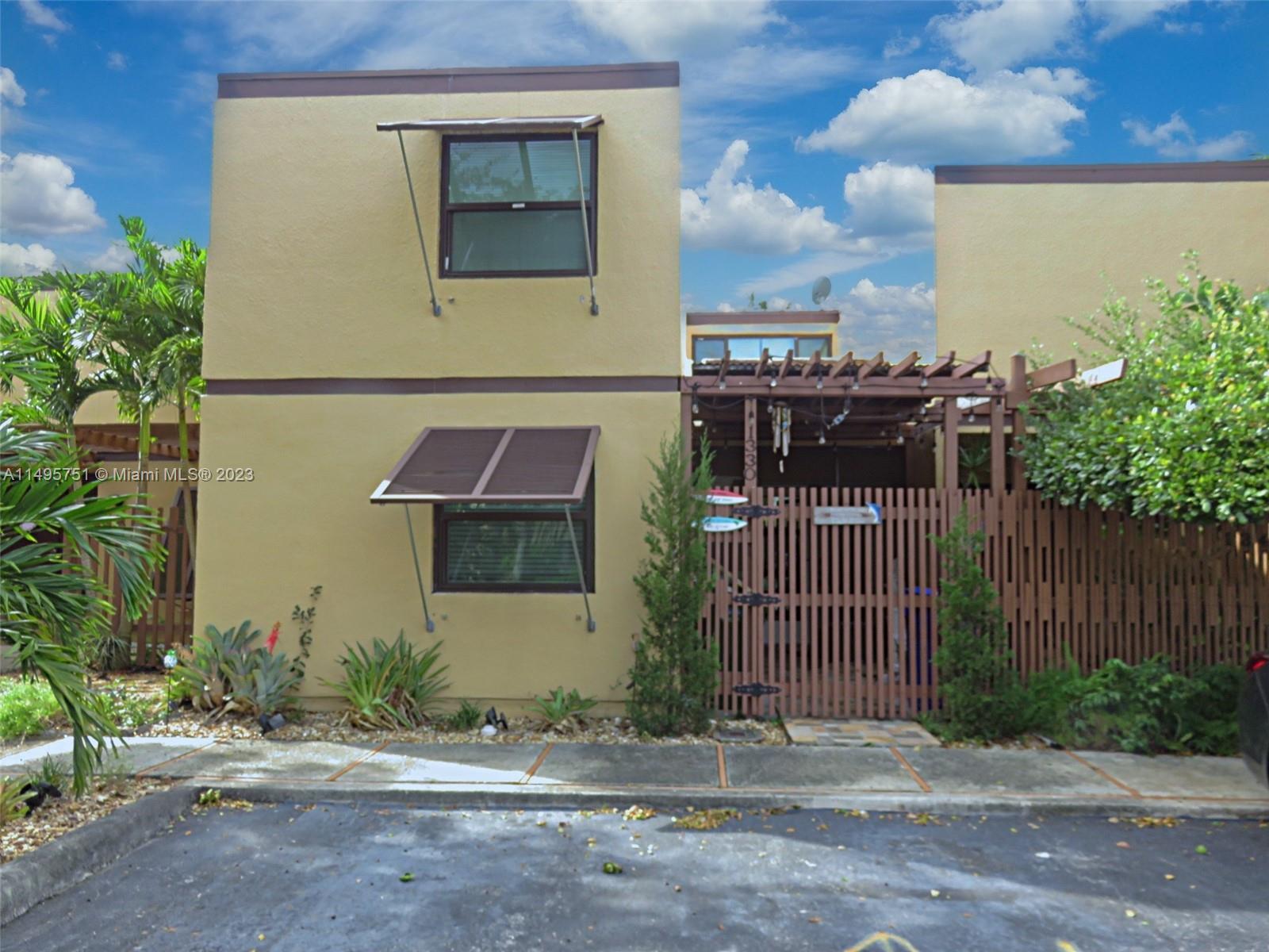 Photo of 1330 W Golfview Dr #1330 in Pembroke Pines, FL