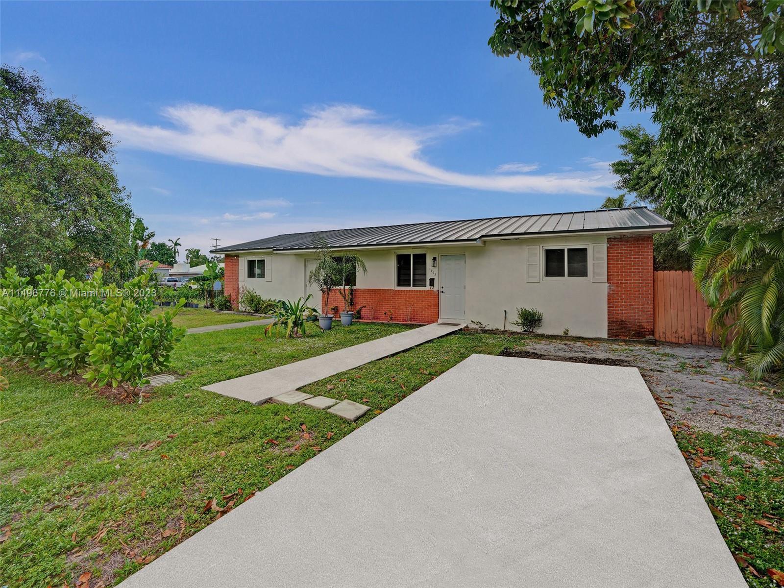 Photo of 1001 NE 110 St in Biscayne Park, FL