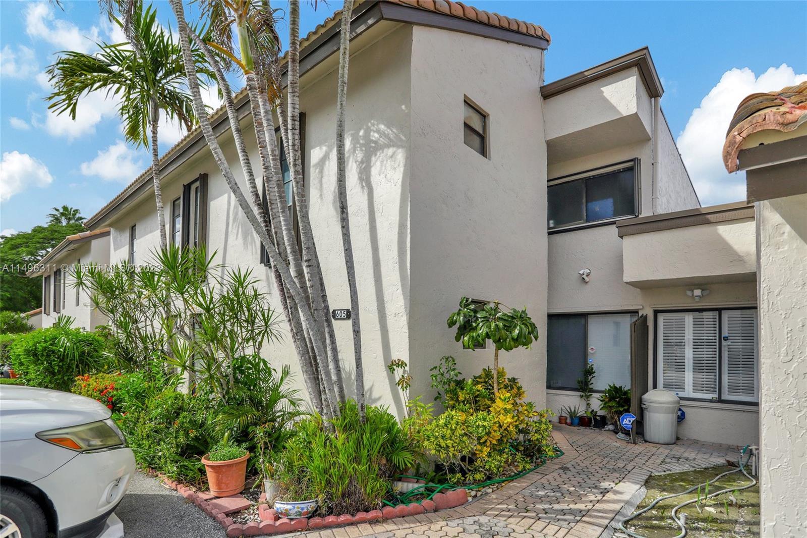 Photo of 952 Mockingbird Ln in Plantation, FL
