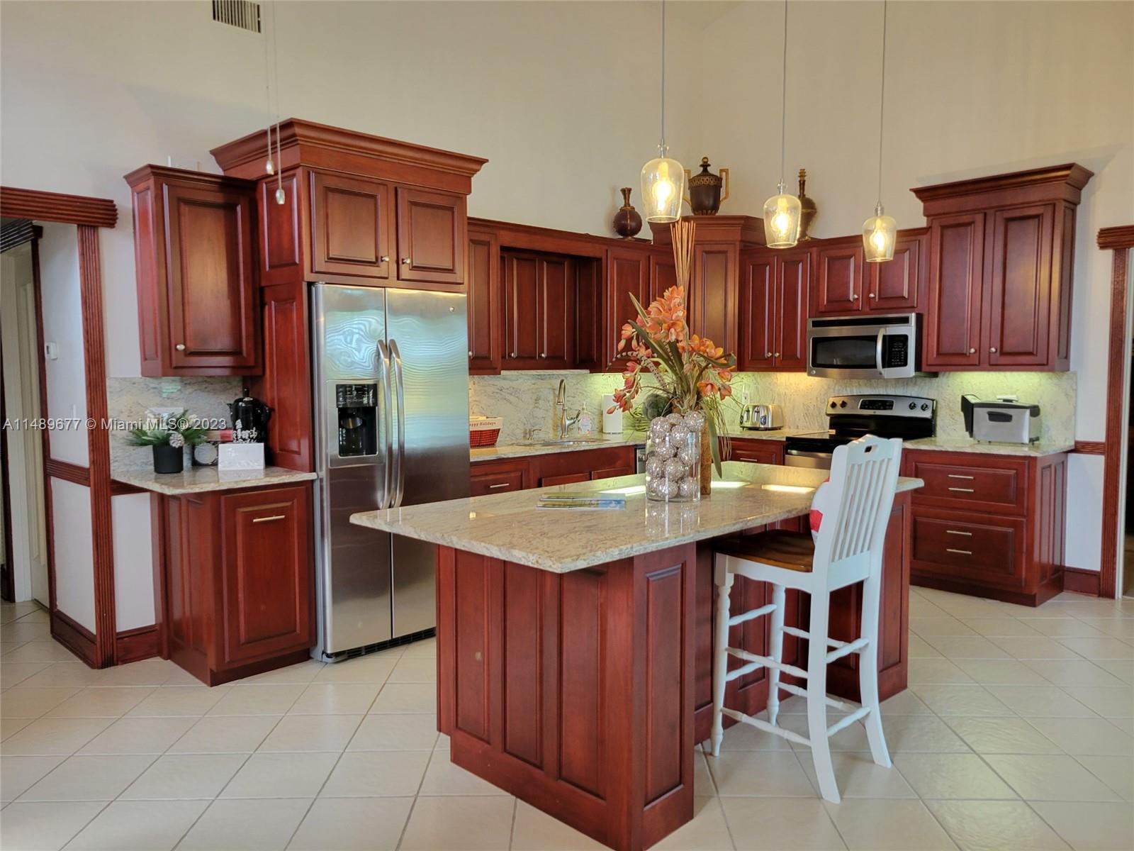 GOLFERS DREAM!!!! BEST PRICED COUNTRY CLUB IN PALM BEACH COUNTY. ROOF 1 YEAR OLD, ACCORDIAN HURRICAN