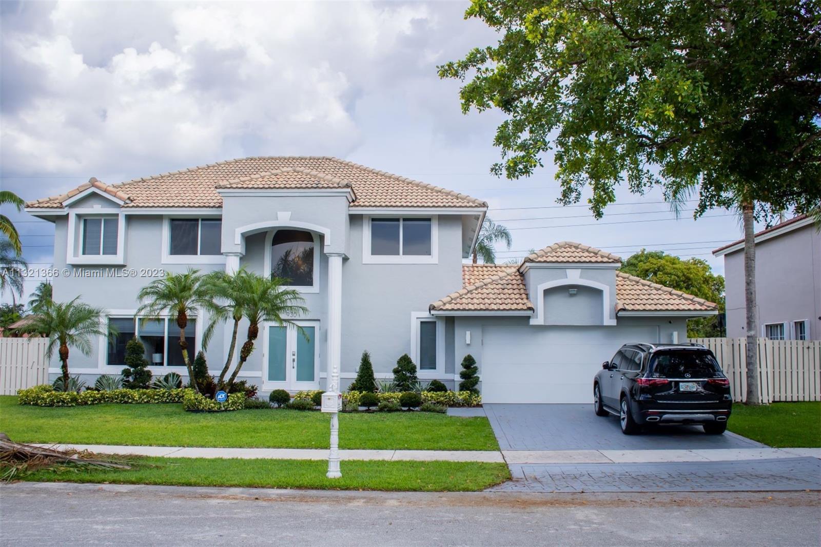 Photo of 930 Greenbriar Ave in Davie, FL