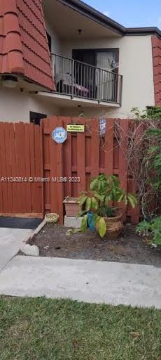 Ready to Live! Corner lot townhouse, well kept, low HOA located in West Palm Beach FL. This home fea