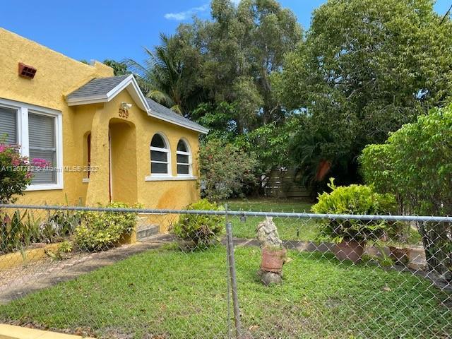 Great opportunity to own such a desirable location double lot duplex, no HOA for your investment por