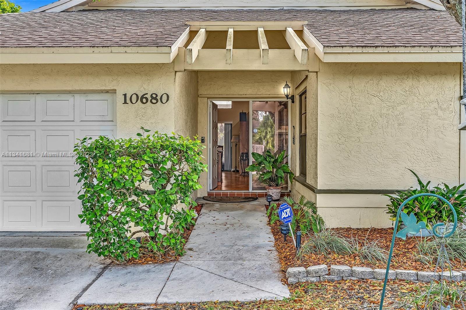 Photo of 10680 NW 32nd St in Sunrise, FL