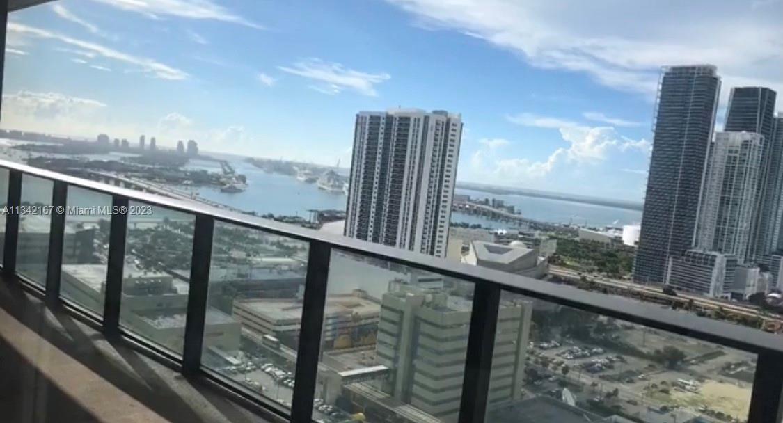 Sophisticated 2 bedrooms + 2 bathrooms with an incredible view of the bay and the city, a large balc