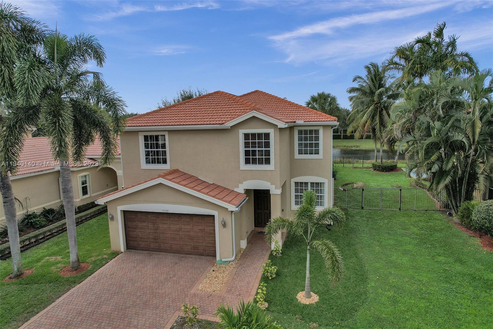 This lovely 5 bedroom + loft and 4 bath home has an extravagant lake view on a huge lot. The kitchen