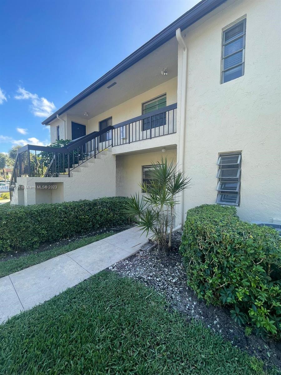 Beautiful apartment in the heart of Boca Raton with many new features such as flooring, painting, ap