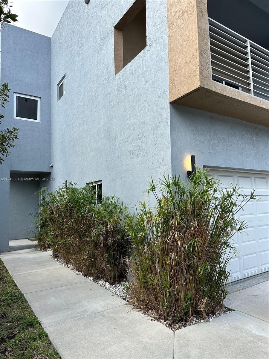 Stunning 3 bedrooms, 3 and a half bath townhouse with a 2 car garage located at Pompano Beach. Moder