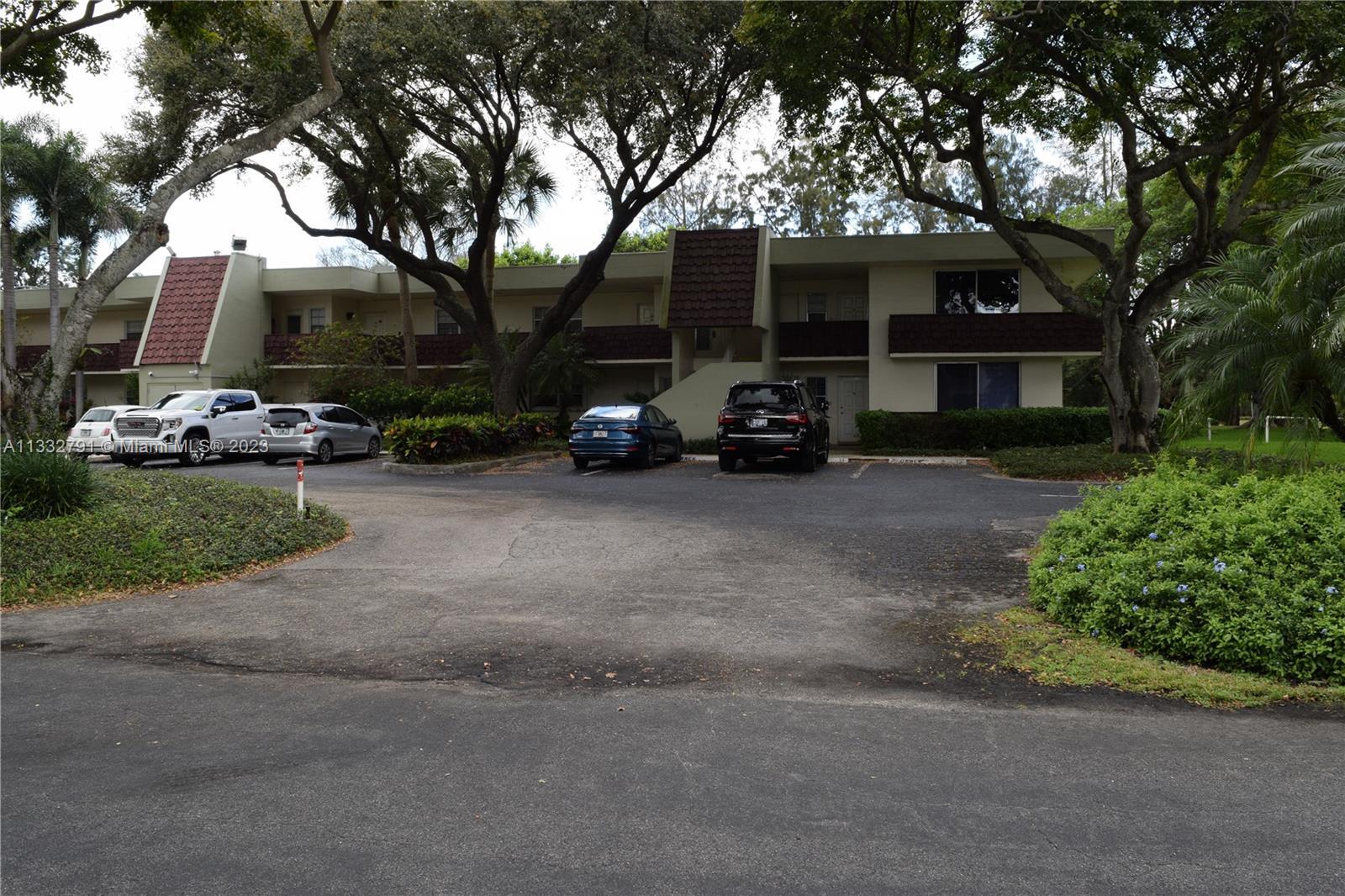4% Buyer's agent fee. Great location near beaches and restaurants. Easy access to Turnpike and 1-95.