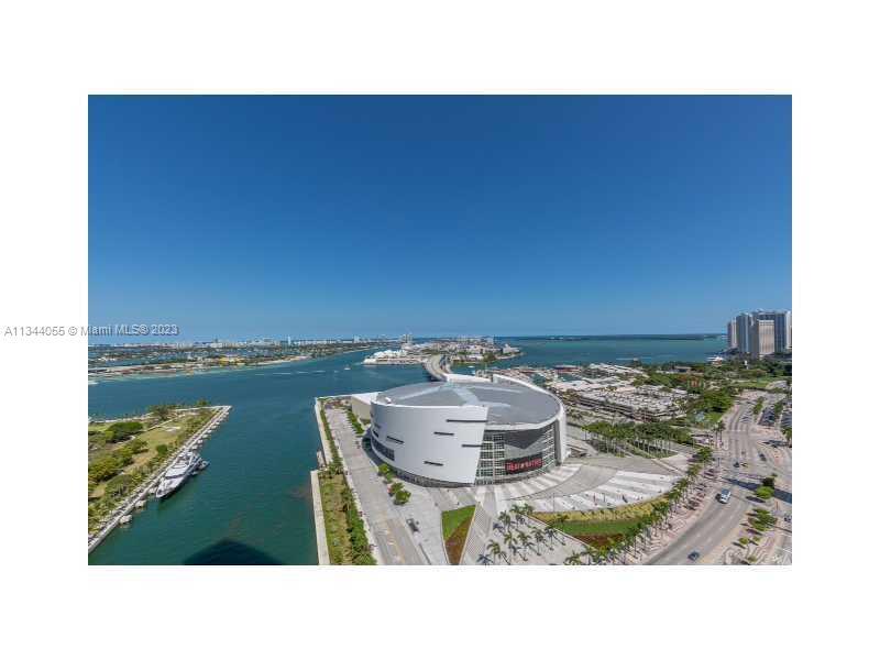 One of the finest buildings in the new Miami Downtown area. Gorgeous 2 BD / 2 BA with spectacular di