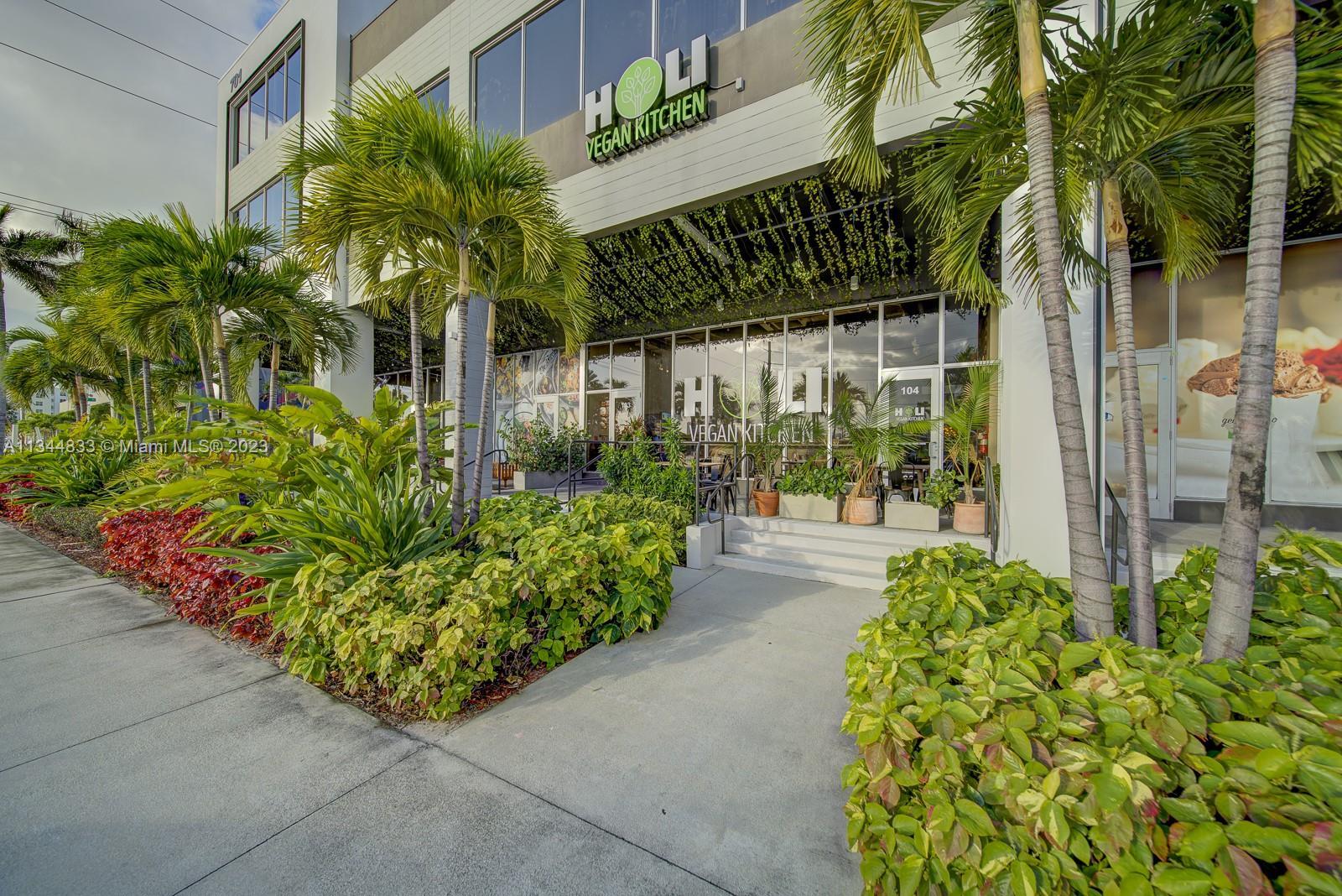 Restaurant For Sale in Hallandale. Currently, it is a vegan concept but can be changed. The shopping