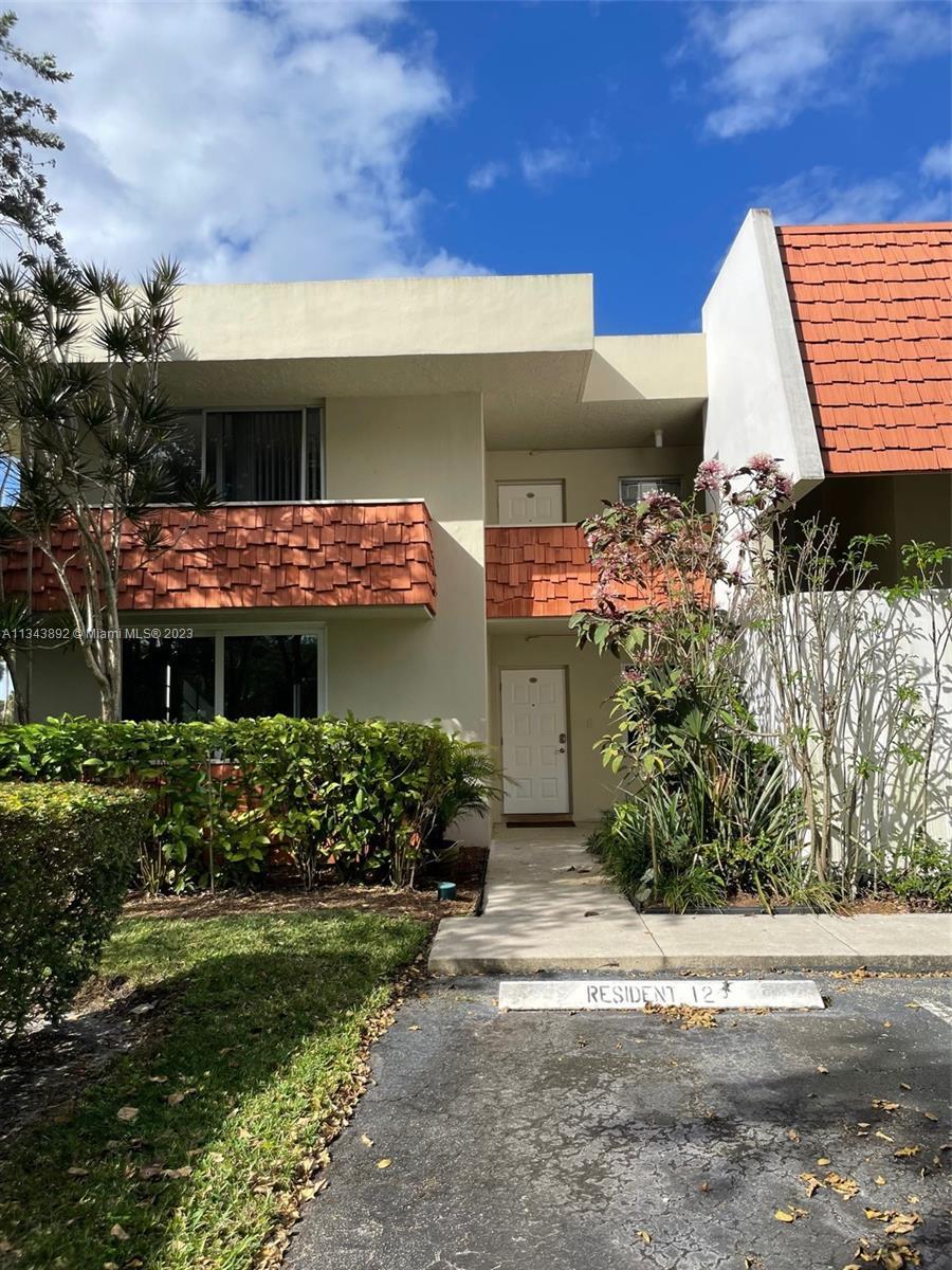Palm Aire Corner unit 3bedrooms, 2 bathrooms, with a beautiful golf view from balcony. The unit has 