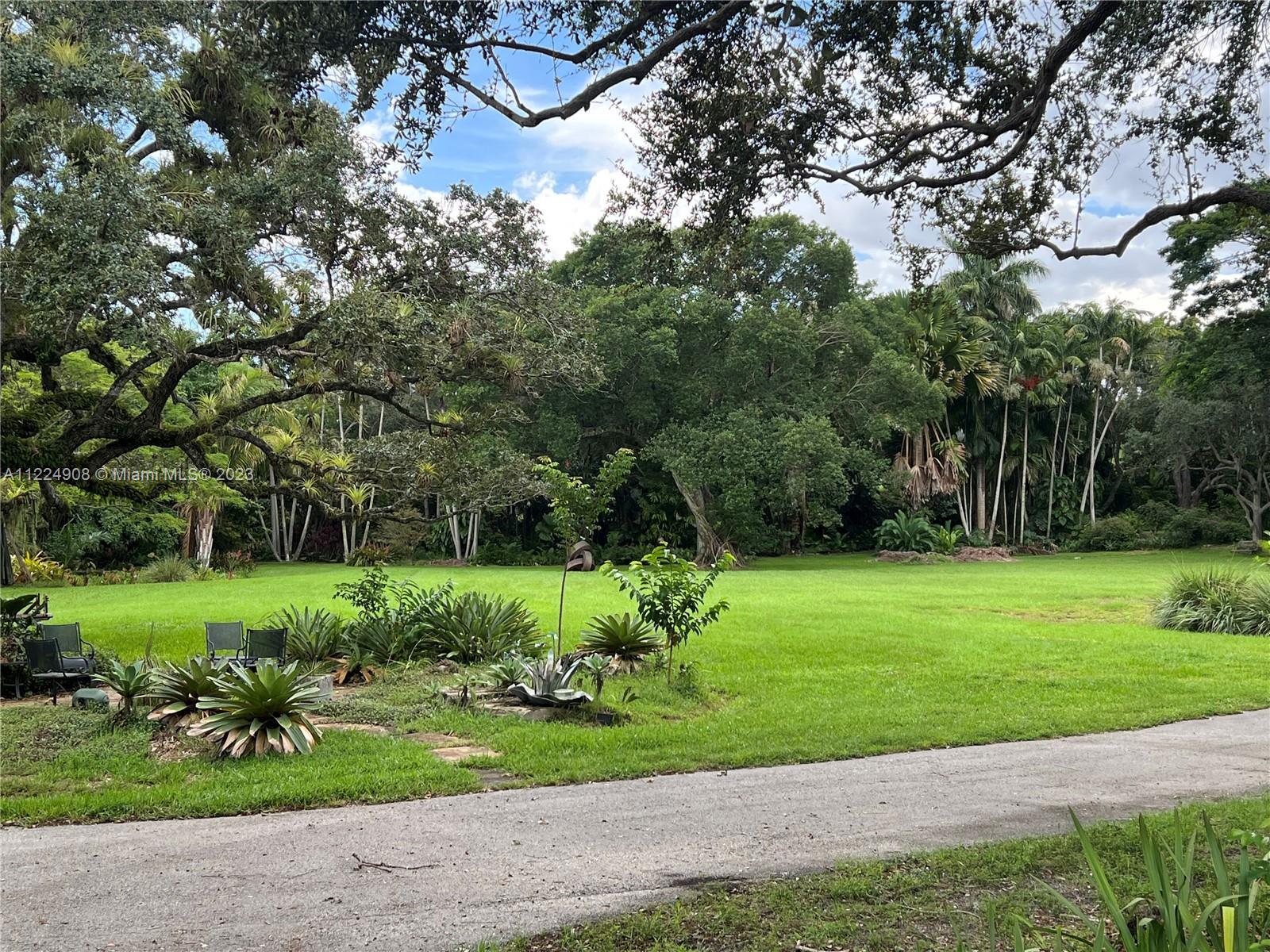Photo of 11855 SW 60th Ave in Pinecrest, FL
