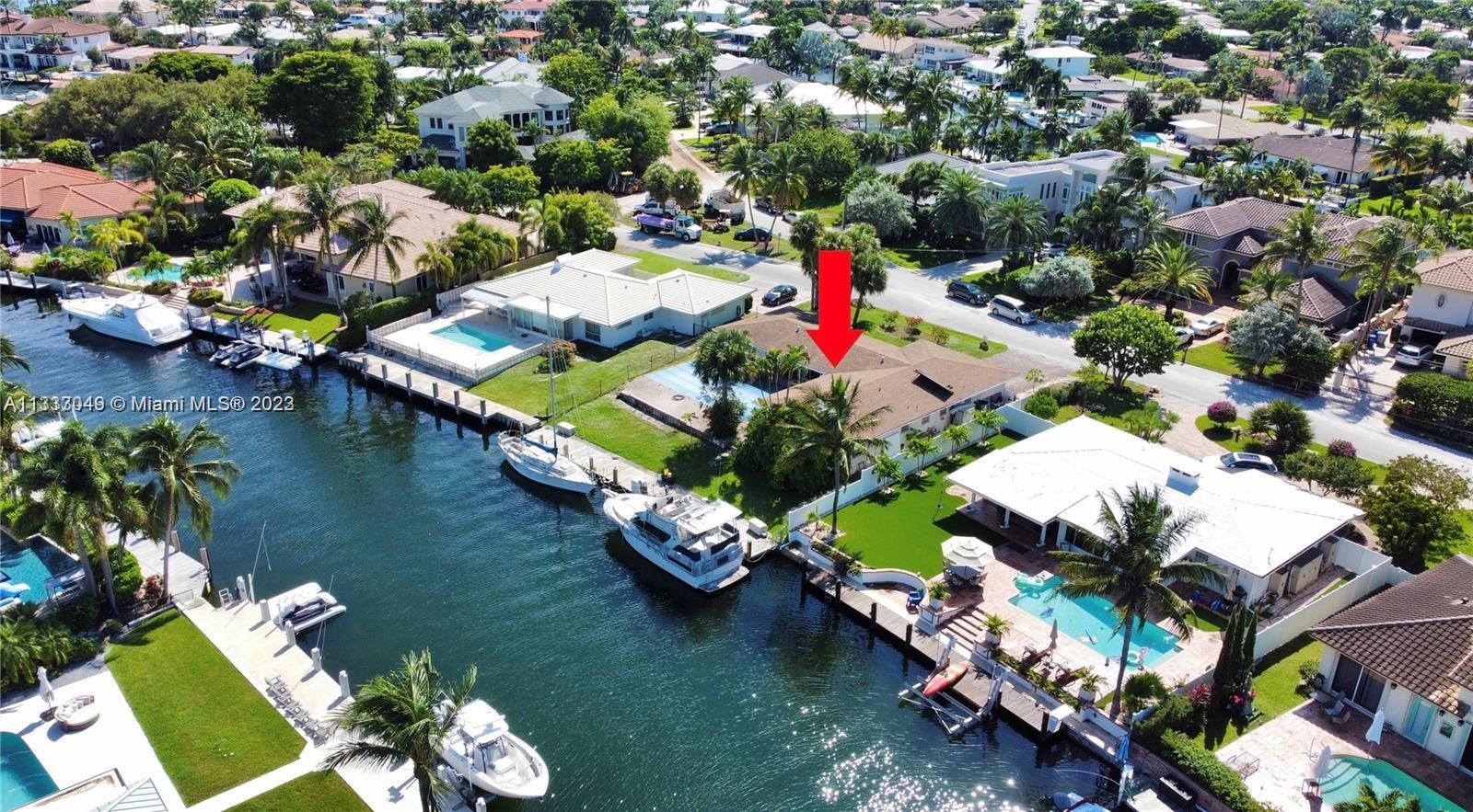 South Florida beach access, multimillion dollar community with no fixed bridges. Boater´s dream, 8 M