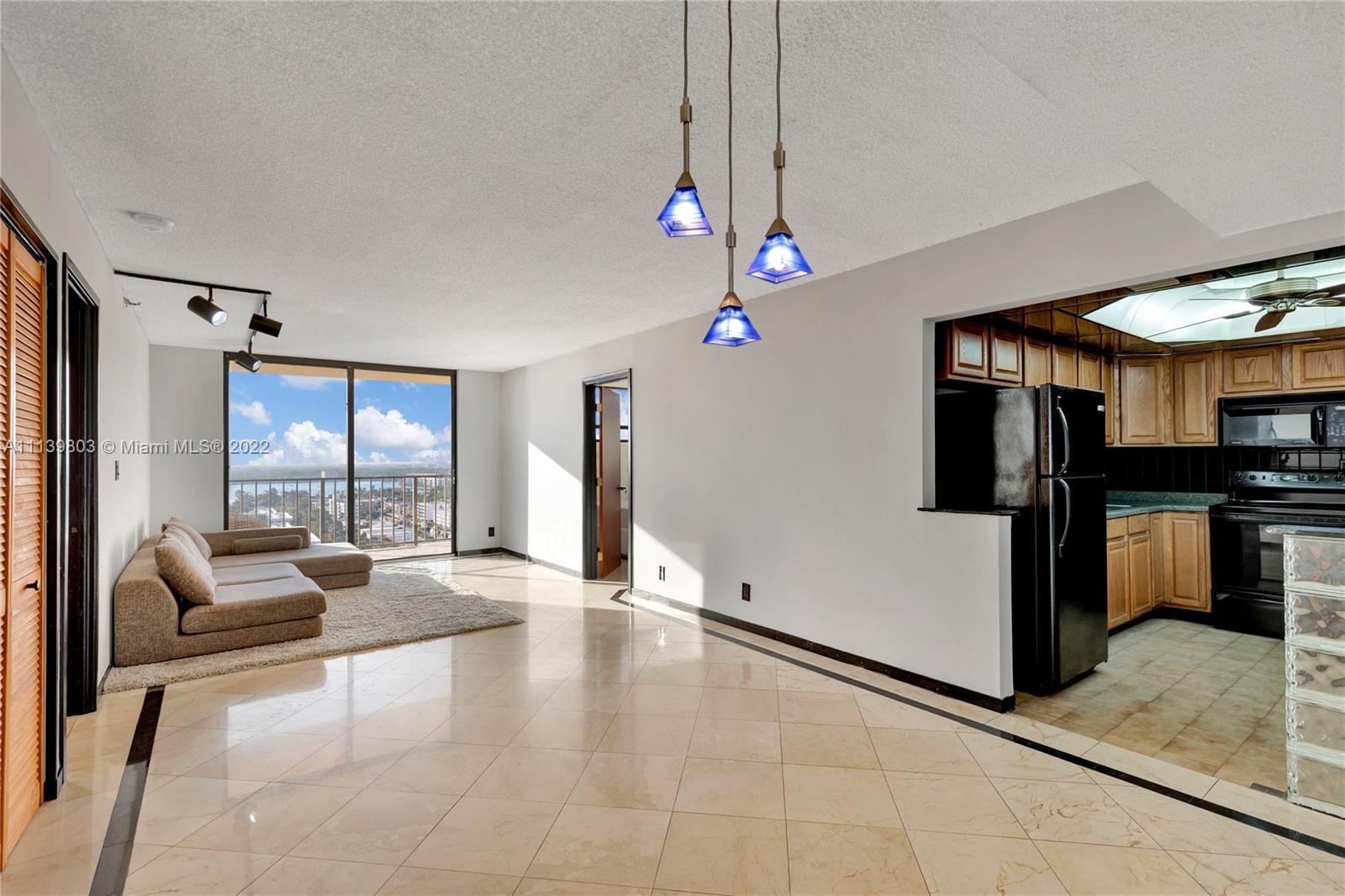 Amazing renovated high floor 2bedroom/2 bathroom with amazing intracoastal views. 1 parking space as