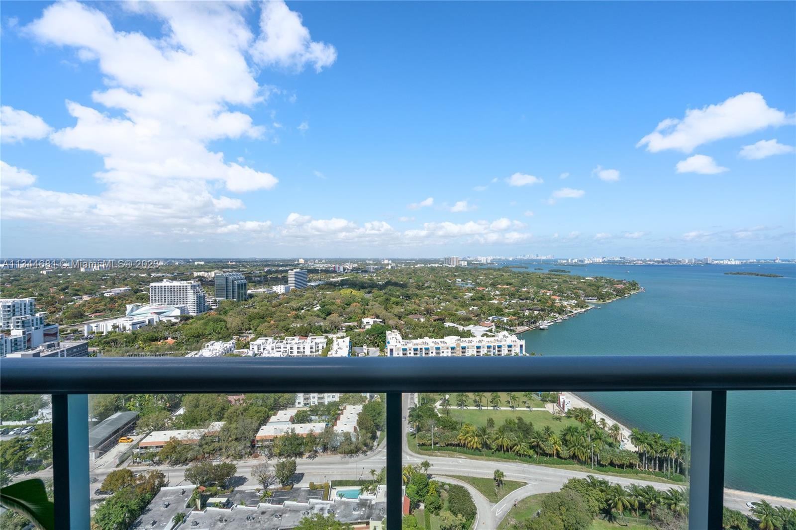 Spectacular 2/2.,5 with breathtaking unobstructed views to Biscayne Bay ; very bright and spacious p