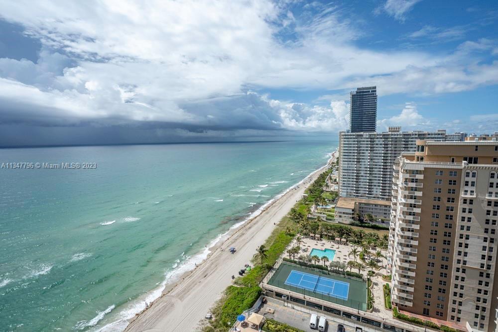 Beutiful Penthouse unit at La Mer condominium. Make this open concept penthouse with water views to 