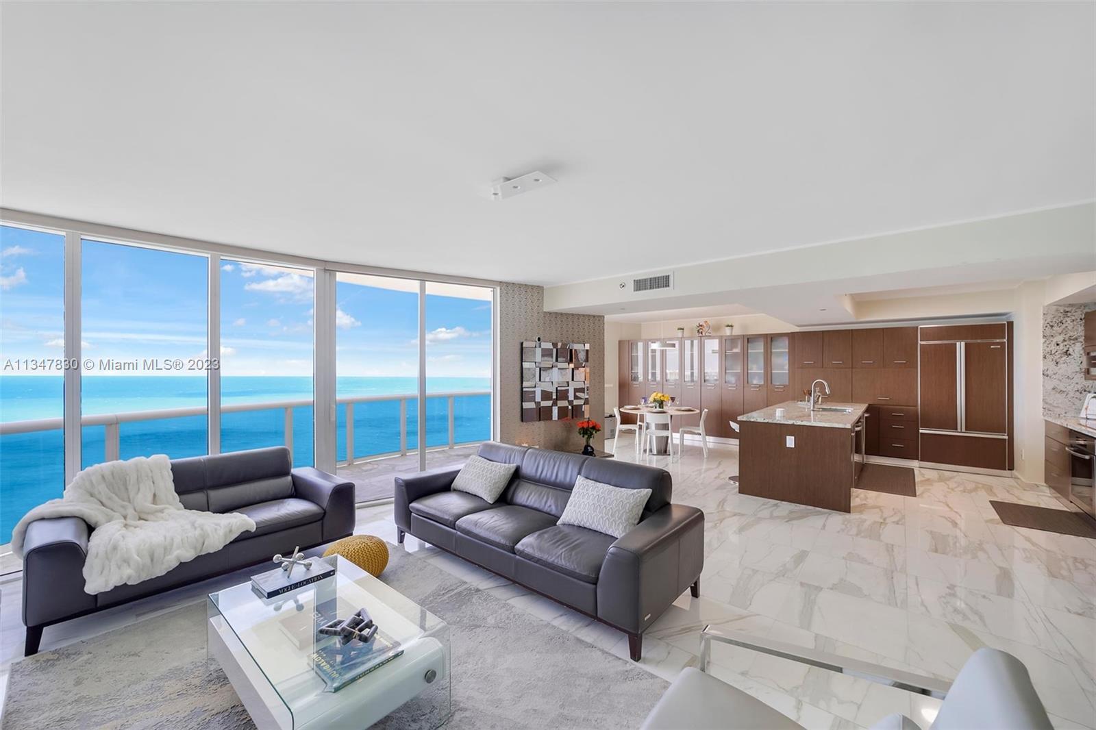 Discover the perfect seaside retreat in this beautiful penthouse & be swept away by this impressive 