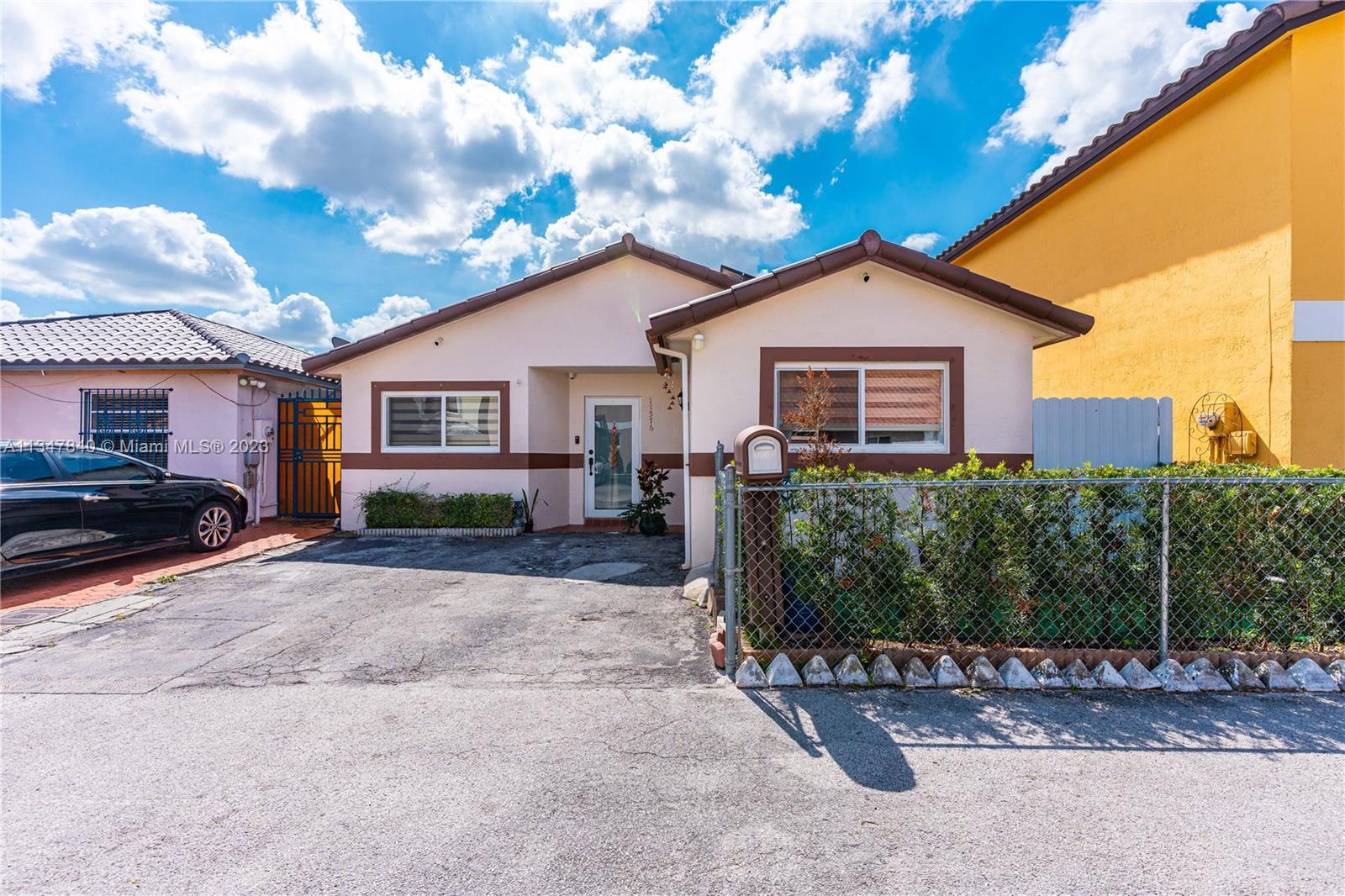 Photo of 11576 SW 7th St in Sweetwater, FL