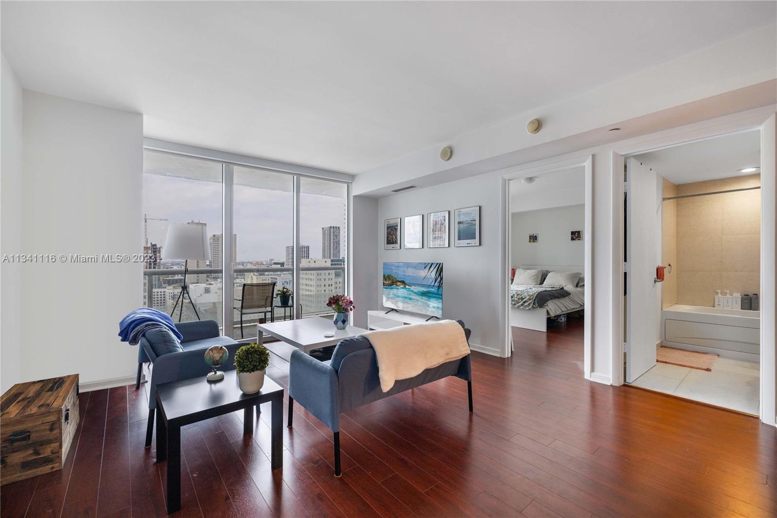 Great city views from this 24th floor residence with gorgeous sunsets over the downtown skyline! Thi