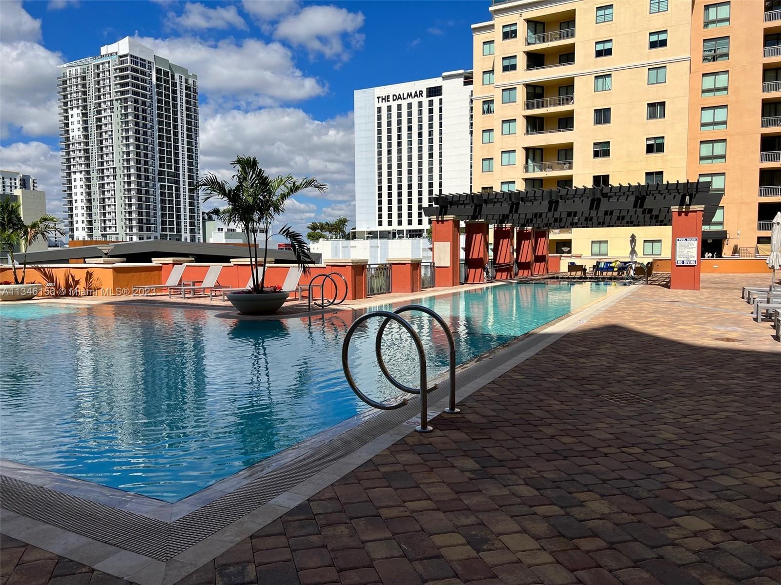 Downtown living at its fines. Short distance to shopping, dining, entertainment, famous  Las Olas Bl