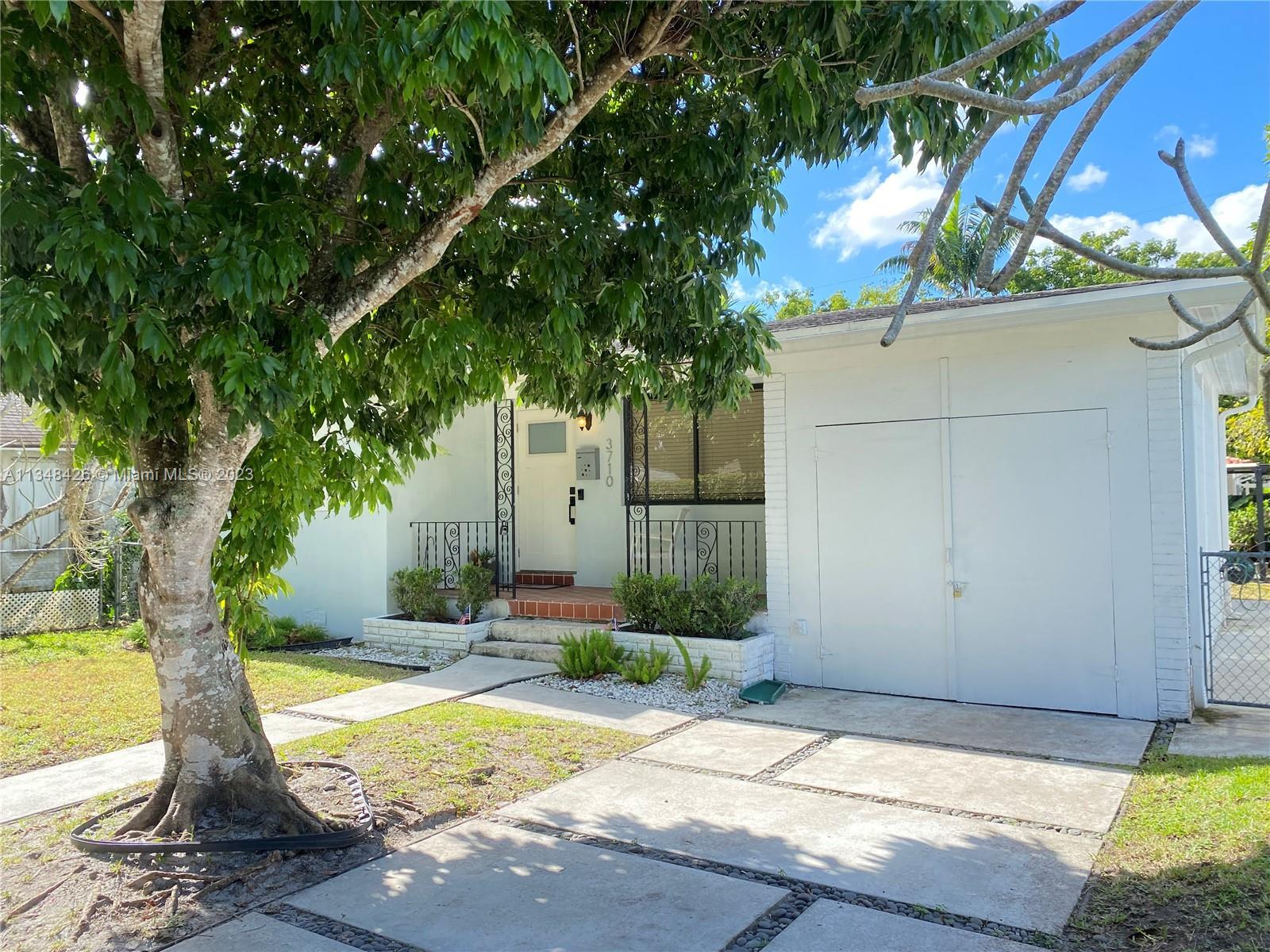 Photo of 3710 SW 58th Ct in Miami, FL