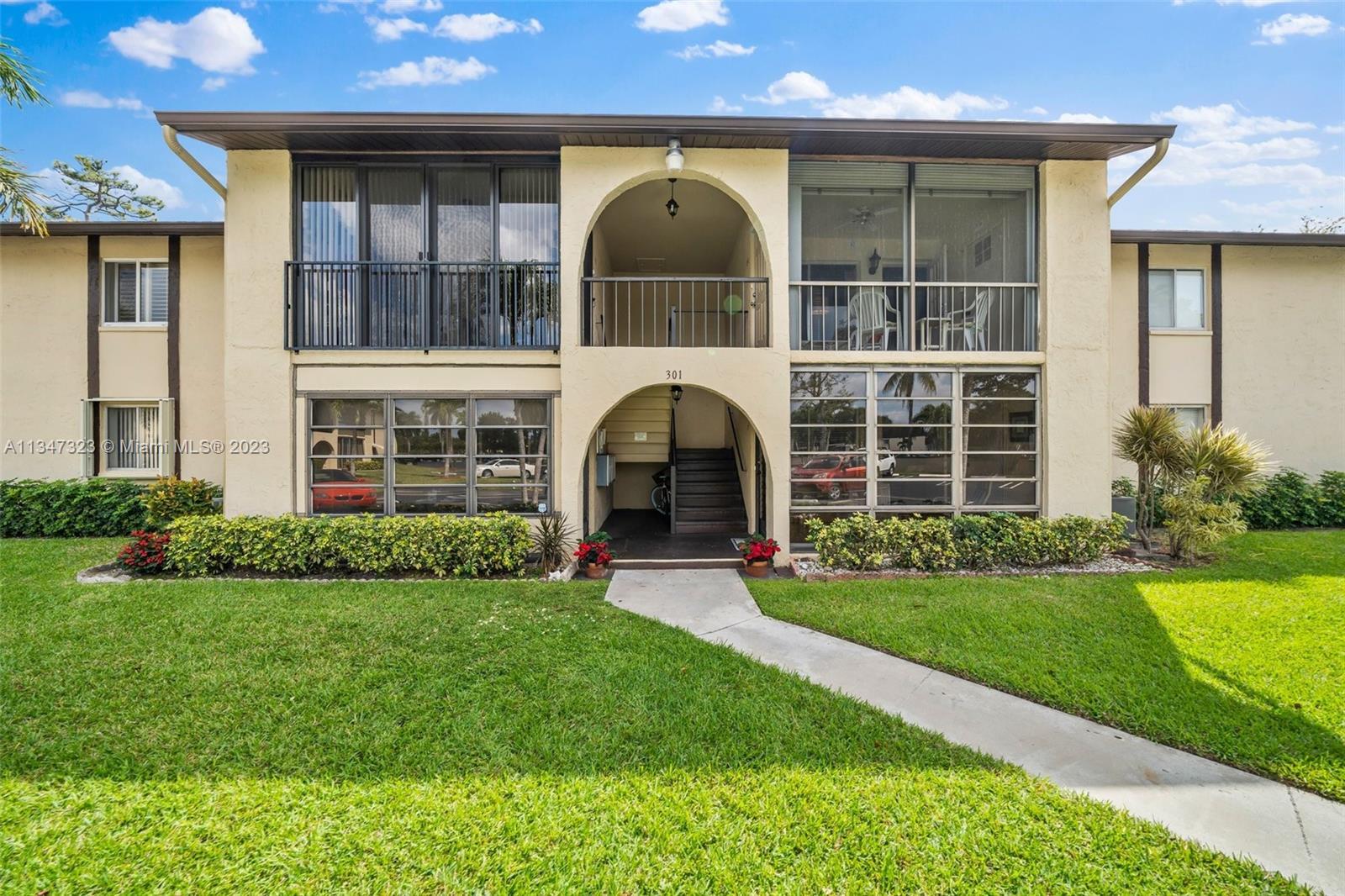 Photo of 301 Pine Ridge Cir #D-2 in Green Acres, FL