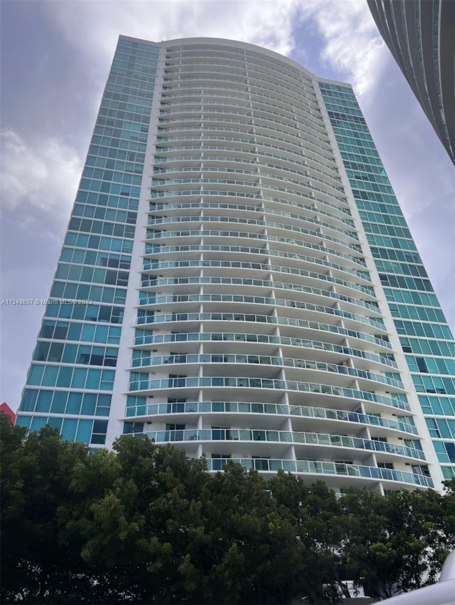 Beautiful and bright 1 bedroom / 1 bath apartment in Skyline on Brickell!  Stainless steel appliance