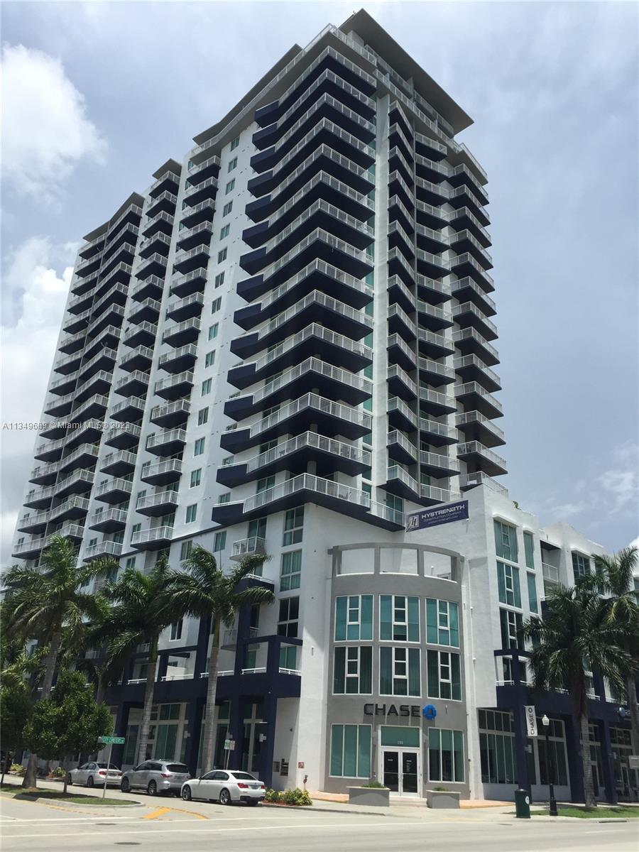 Beautiful 1 bed / 1 bath in the heart of of Biscayne. Building has concierge, 24 hour security,  swi