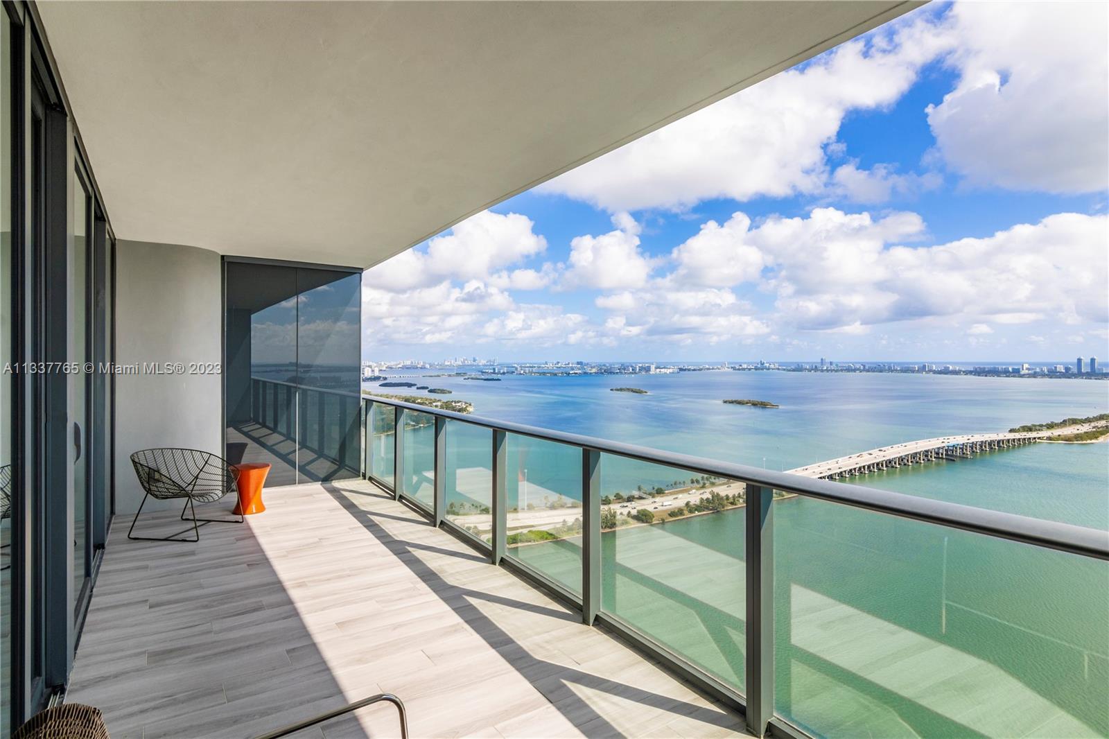 Live in this spectacular one bedroom residence at One Paraiso, skying above the Biscayne Bay. This u