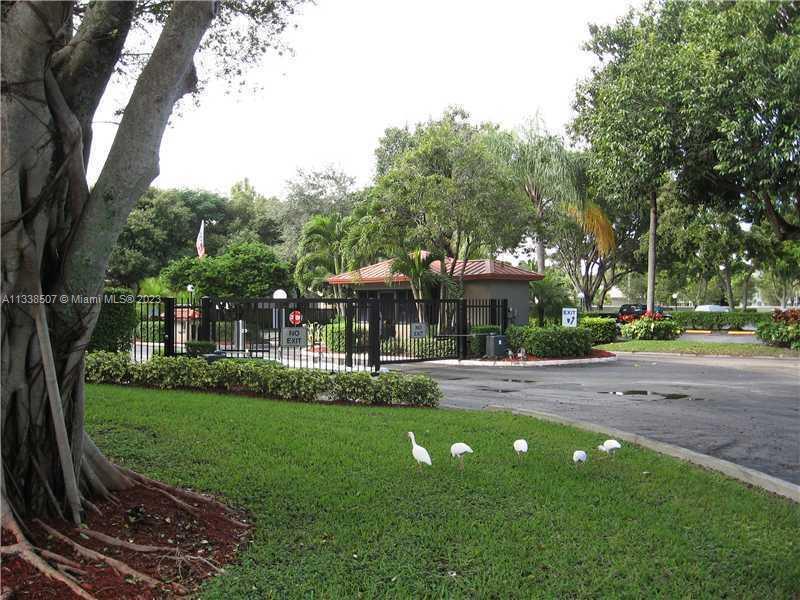 VERY SPACIOUS CONDO  2 BED / 2 BATH / LAUNDRY ROOM / FLORIDA ROOM AND BONUS ROOM IN GATED COMMUNITY 
