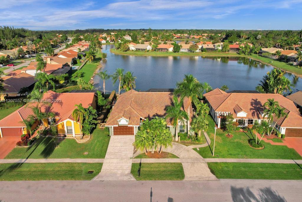 BEAUTIFUL AND SPACIOUS 4 BEDROOM 3 BATH HOME LOCATED ON A WIDE LAKE WITH A SCREENED IN 600 SQFT POOL