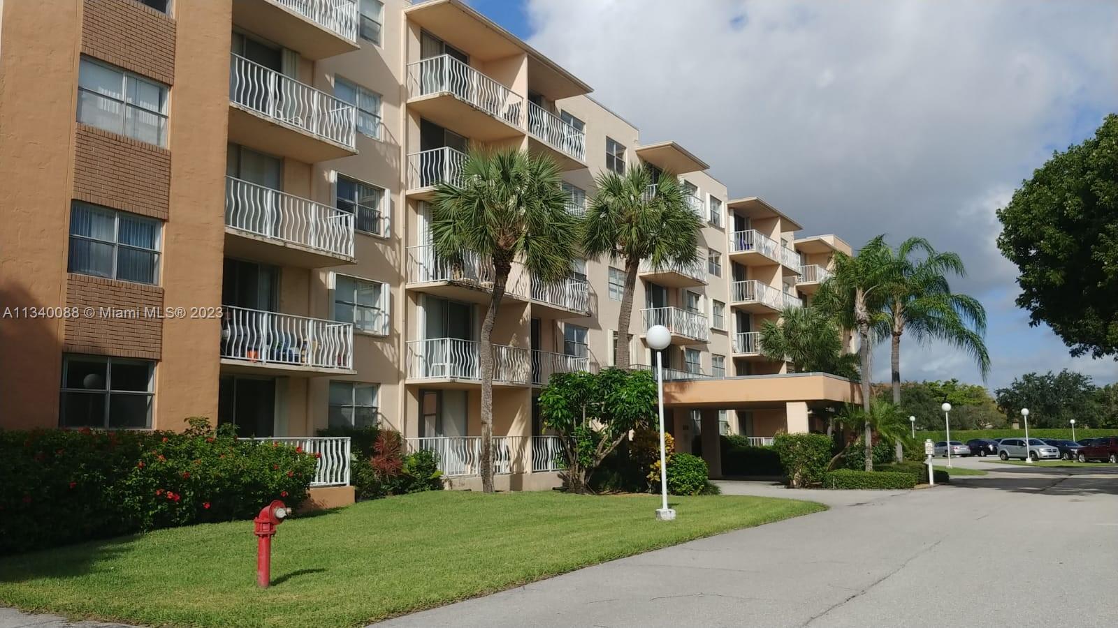 GREAT UNIT IN AWESOME AREA OF PALM BEACH, JUST 1.3 MILES FROM PALM BEACH OUTLETS, SUPER-TARGET, REST