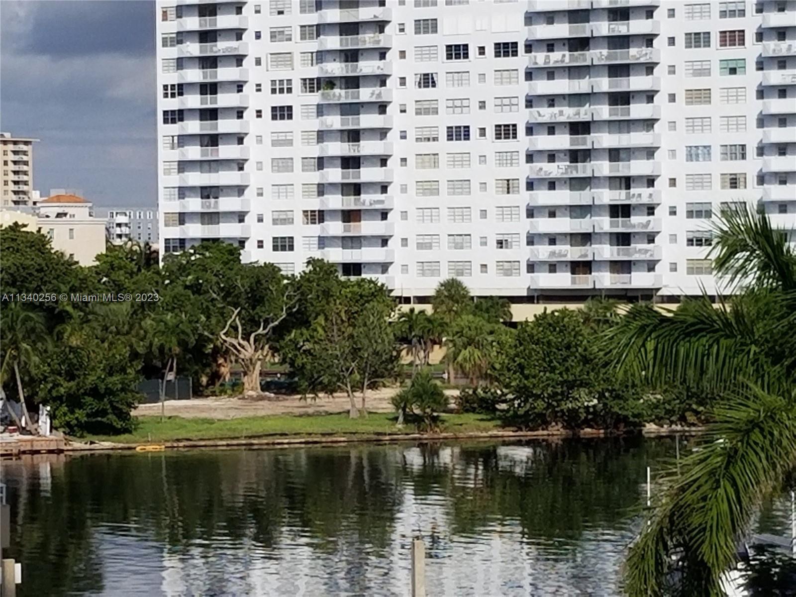 RESORT style condo 1/1 with NICE unobstructed views of the bay to watch the boats float by too.4 bld