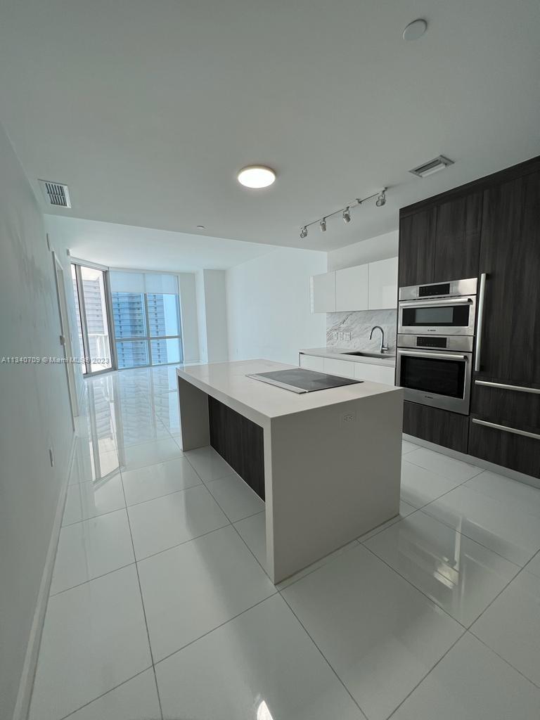 BEAUTIFUL & MODERN 3 BEDROOMS AND 3 BATHROOMS IN THE MOST DESIRABLE BUILDING IN MIAMI, PARAMOUNT MIA