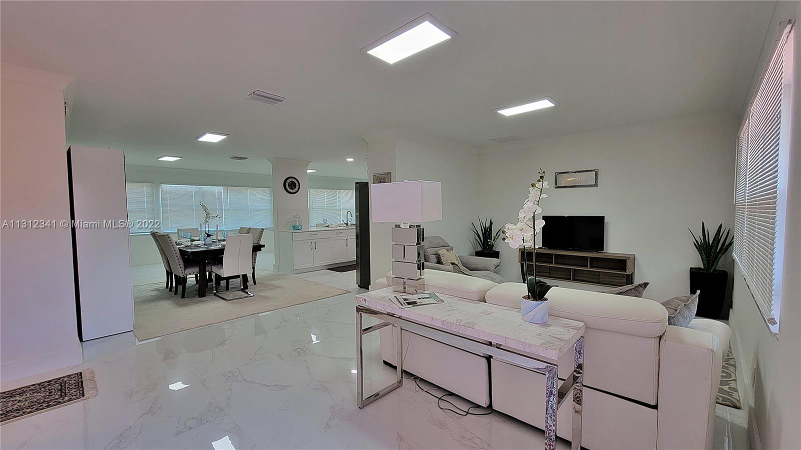 299k !!!!Penthouse 1.700 sqft, with Private Terrace, 5 to 9 minutes from Beach, walking distance Gul