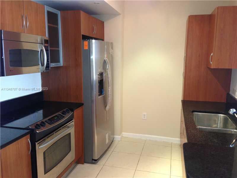 BEAUTIFUL UPGRADED 1 BED/1 BATH AT THE VENTURE! WOOD LAMINATE FLOORING THROUGHOUT. SPACIOUS OPEN KIT