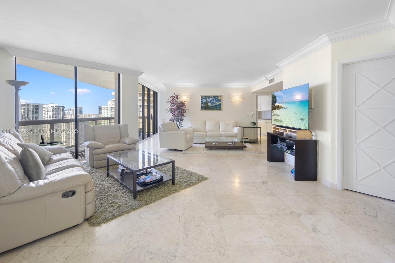 Beautiful 3Bed 2.5 Bath in the iconic Landmark building in Aventura. Located on the 26th floor with 