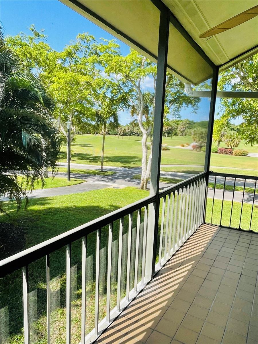 UPPER CORNER CONDO WITH VAULTED CEILINGS, VERY BRIGHT AND OPEN FLOOR PLAN. NEWER KITCHEN APPLIANCES 